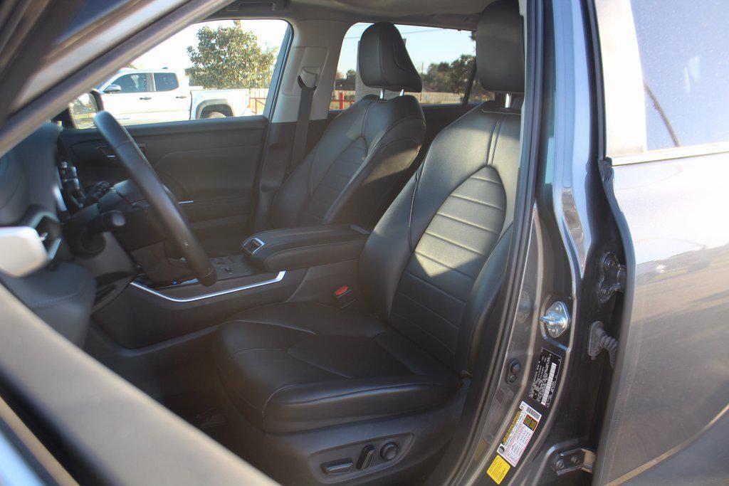 used 2024 Toyota Highlander car, priced at $36,995