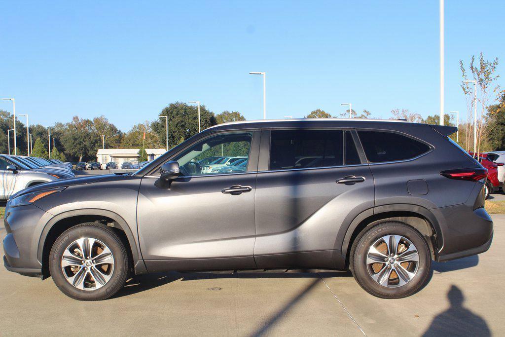 used 2024 Toyota Highlander car, priced at $36,995