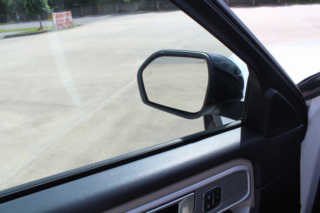 2022 Oxford White Ford Explorer