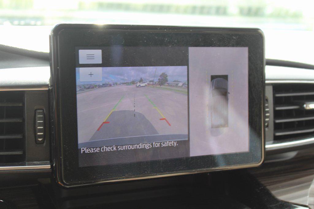 2022 Oxford White Ford Explorer