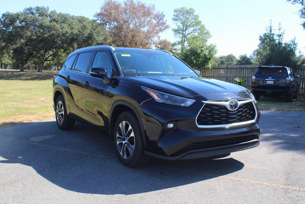used 2023 Toyota Highlander car, priced at $33,895