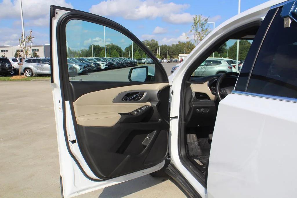 used 2022 Chevrolet Traverse car, priced at $28,545