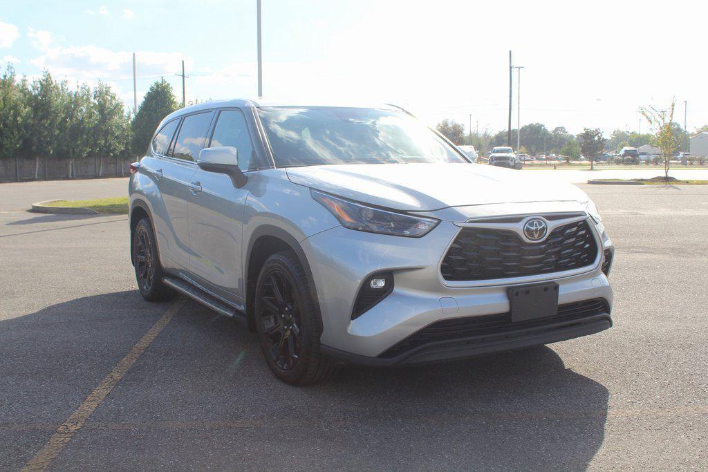 used 2022 Toyota Highlander car, priced at $25,995