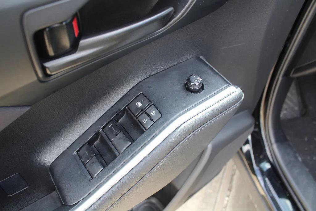 used 2023 Toyota Highlander car, priced at $30,895