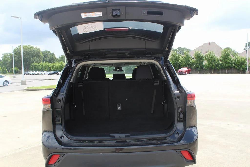 used 2023 Toyota Highlander car, priced at $30,895