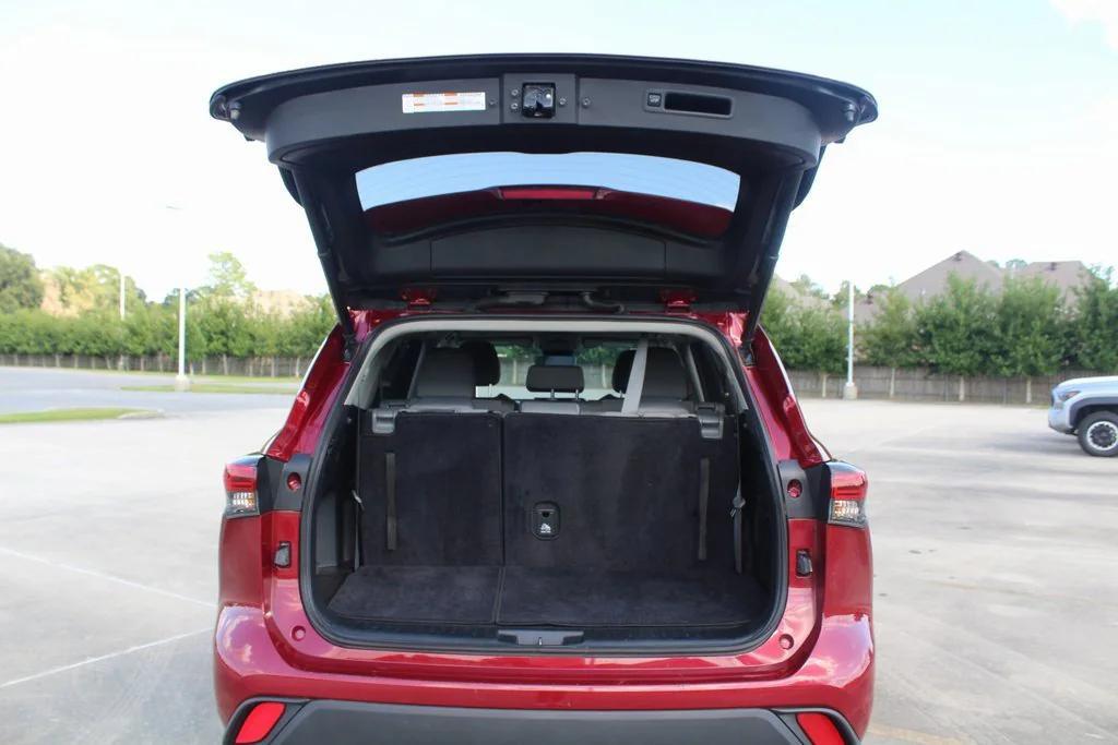 used 2023 Toyota Highlander Hybrid car, priced at $31,995