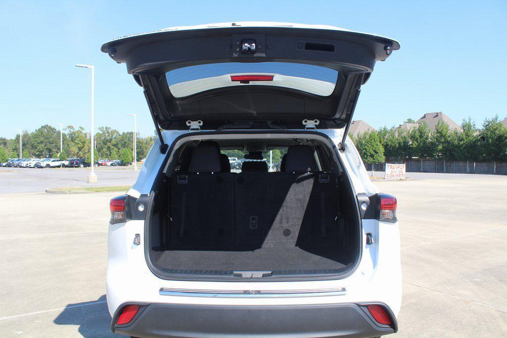 used 2023 Toyota Highlander car, priced at $31,995
