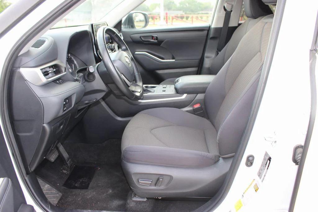 used 2023 Toyota Highlander car, priced at $30,995