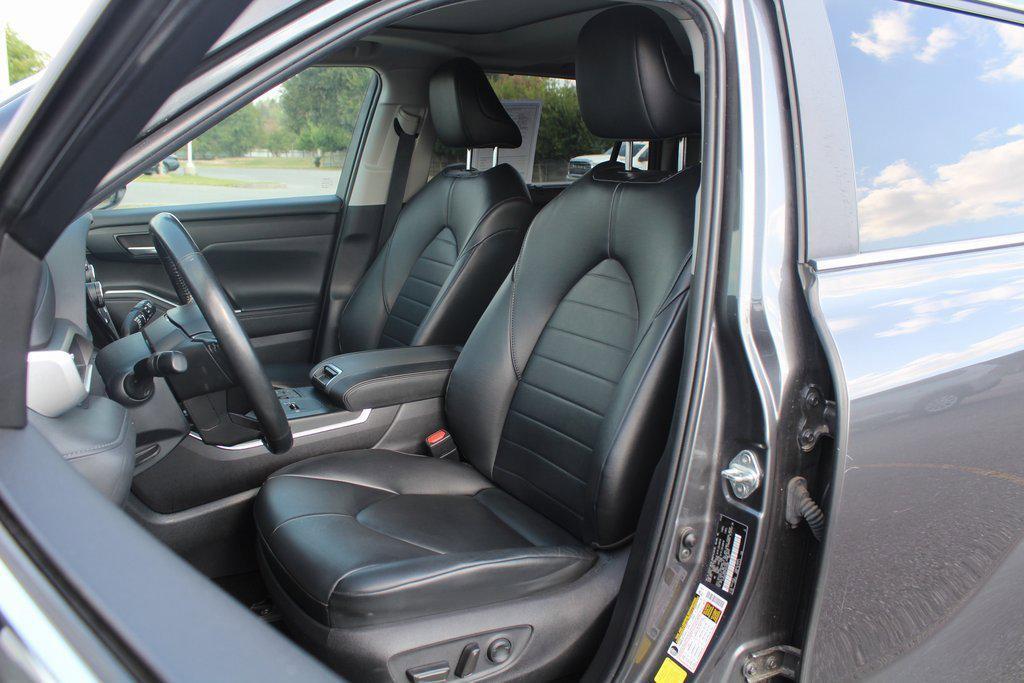 used 2023 Toyota Highlander car, priced at $32,995
