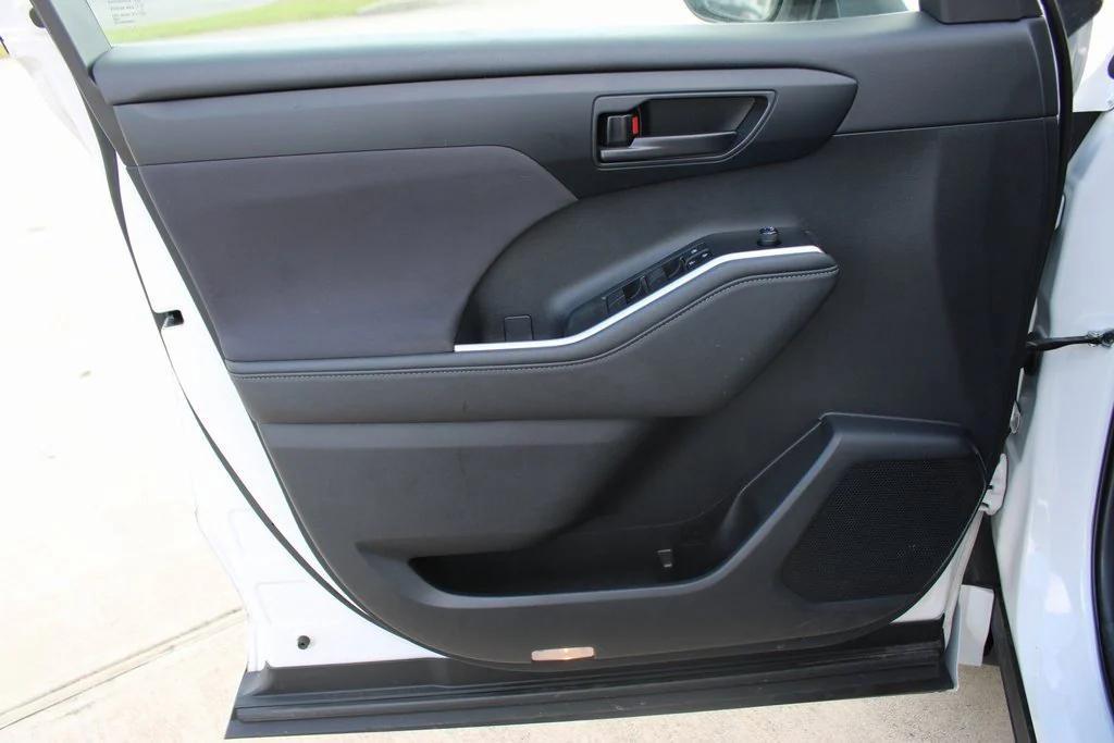 used 2023 Toyota Highlander car, priced at $29,995