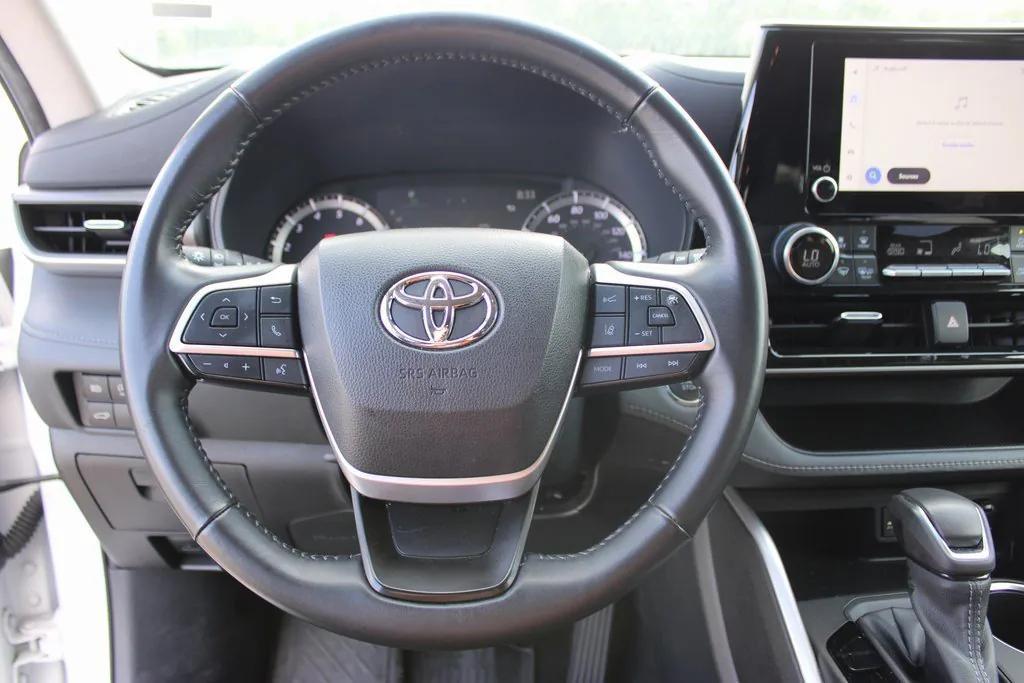 used 2023 Toyota Highlander car, priced at $29,995
