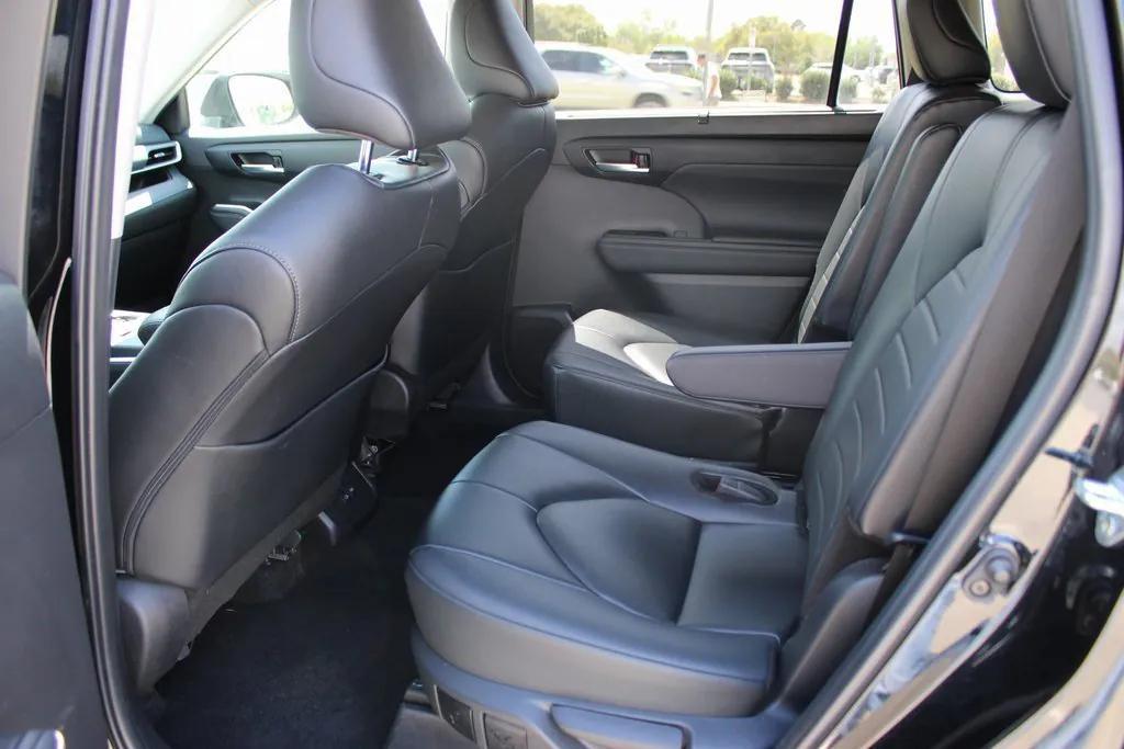 used 2022 Toyota Highlander car, priced at $31,295
