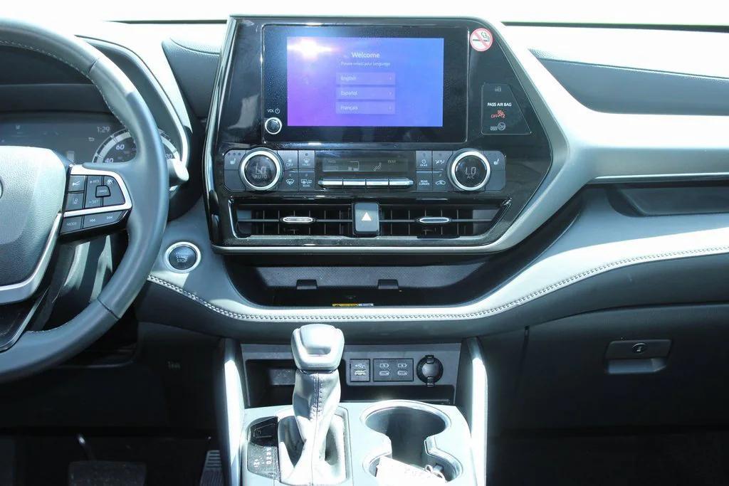 used 2022 Toyota Highlander car, priced at $31,295