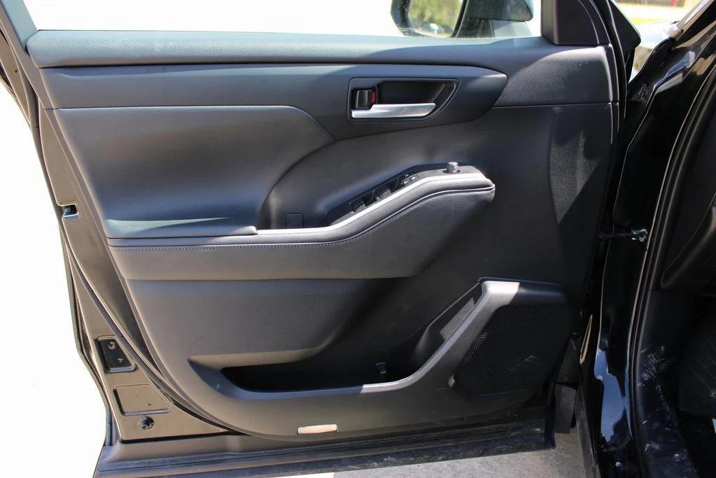 used 2022 Toyota Highlander car, priced at $31,295