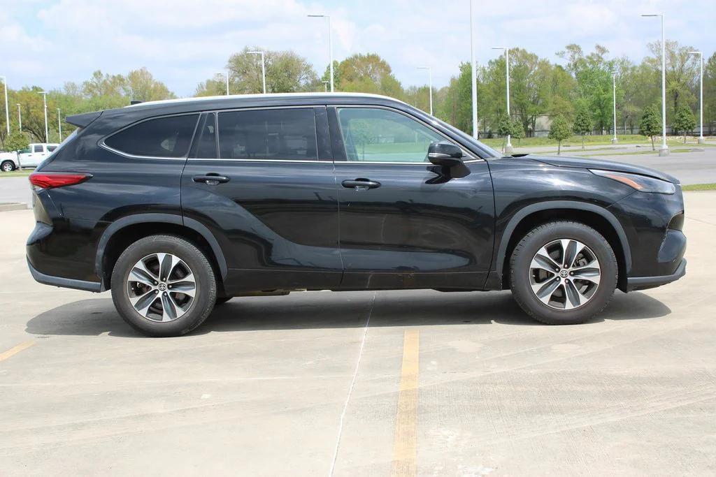 used 2022 Toyota Highlander car, priced at $31,295