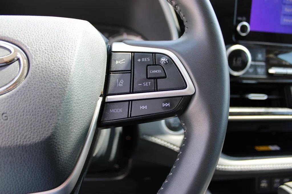 used 2022 Toyota Highlander car, priced at $31,295