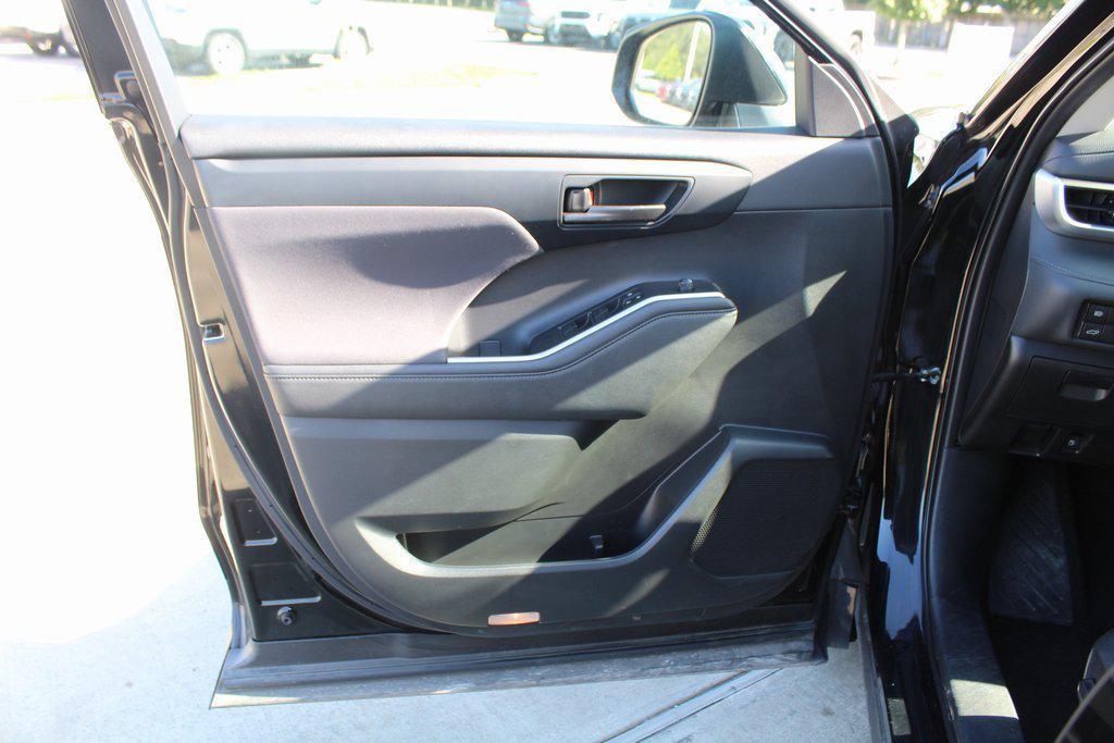 used 2023 Toyota Highlander car, priced at $29,995