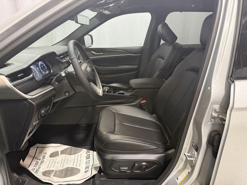 new 2025 Jeep Grand Cherokee car, priced at $48,745