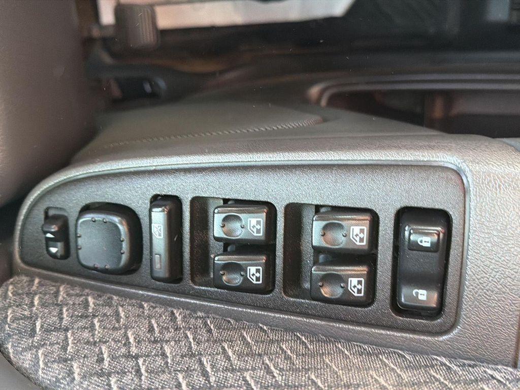 used 2003 Chevrolet Avalanche car, priced at $8,995