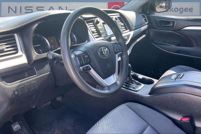 used 2016 Toyota Highlander car, priced at $11,667