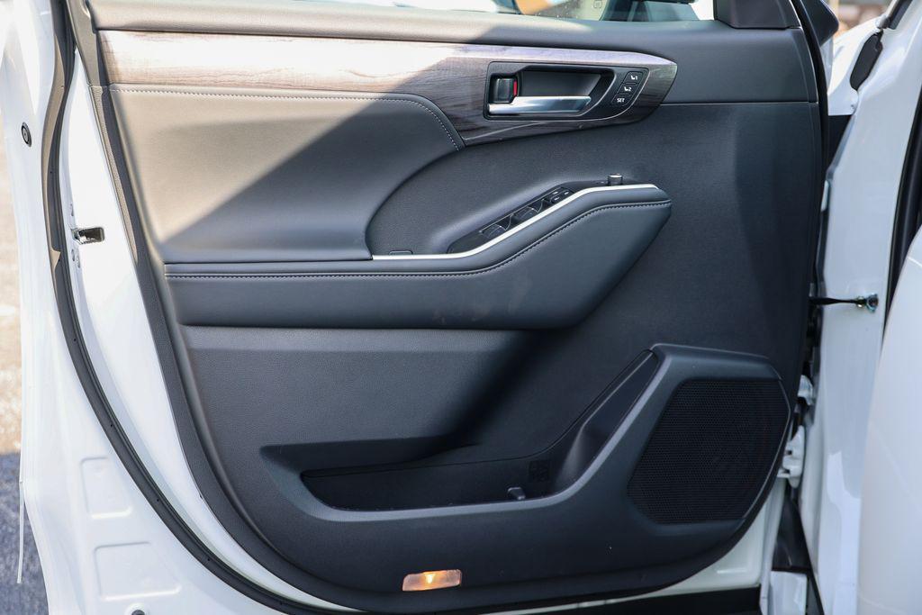 new 2026 Toyota Highlander Hybrid car, priced at $58,597