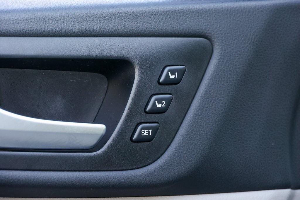 used 2019 Toyota Highlander car, priced at $31,999