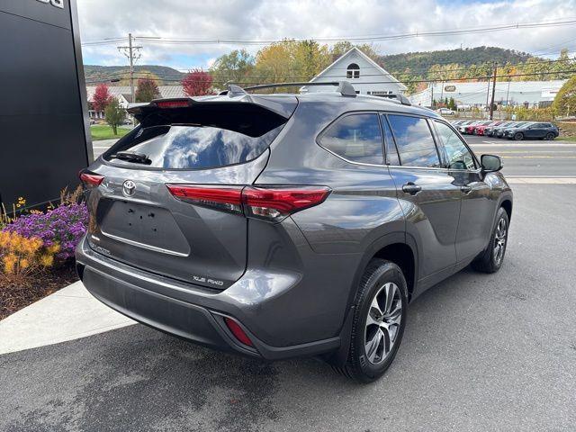 used 2022 Toyota Highlander car, priced at $34,077