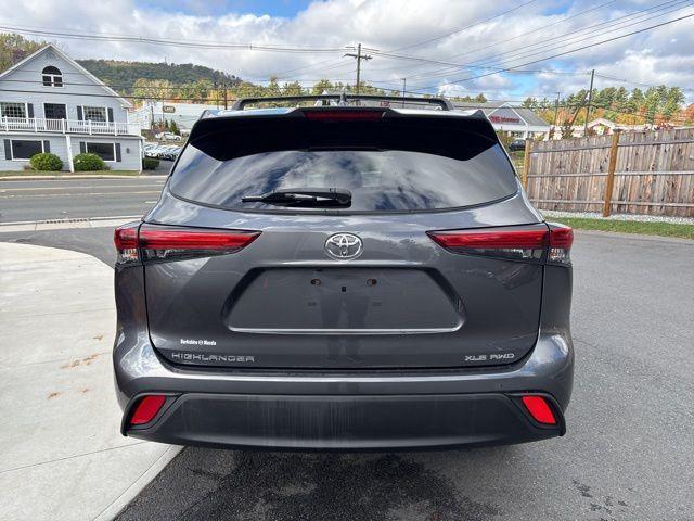 used 2022 Toyota Highlander car, priced at $34,077