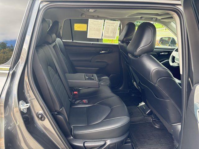 used 2022 Toyota Highlander car, priced at $34,077