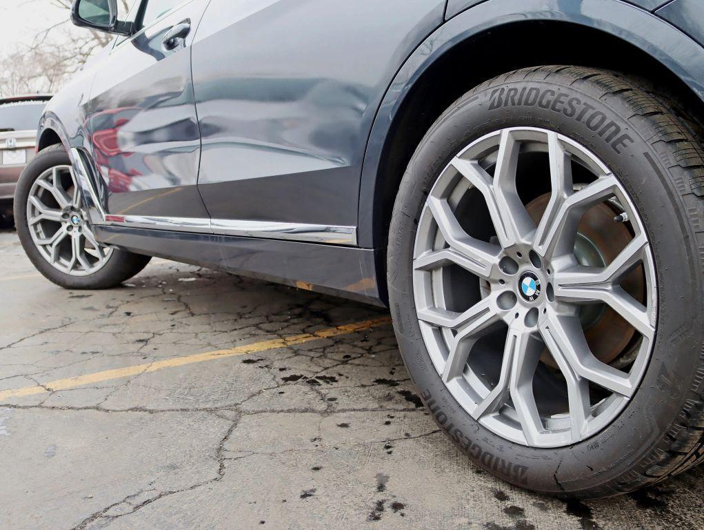 BMW X7 view 16