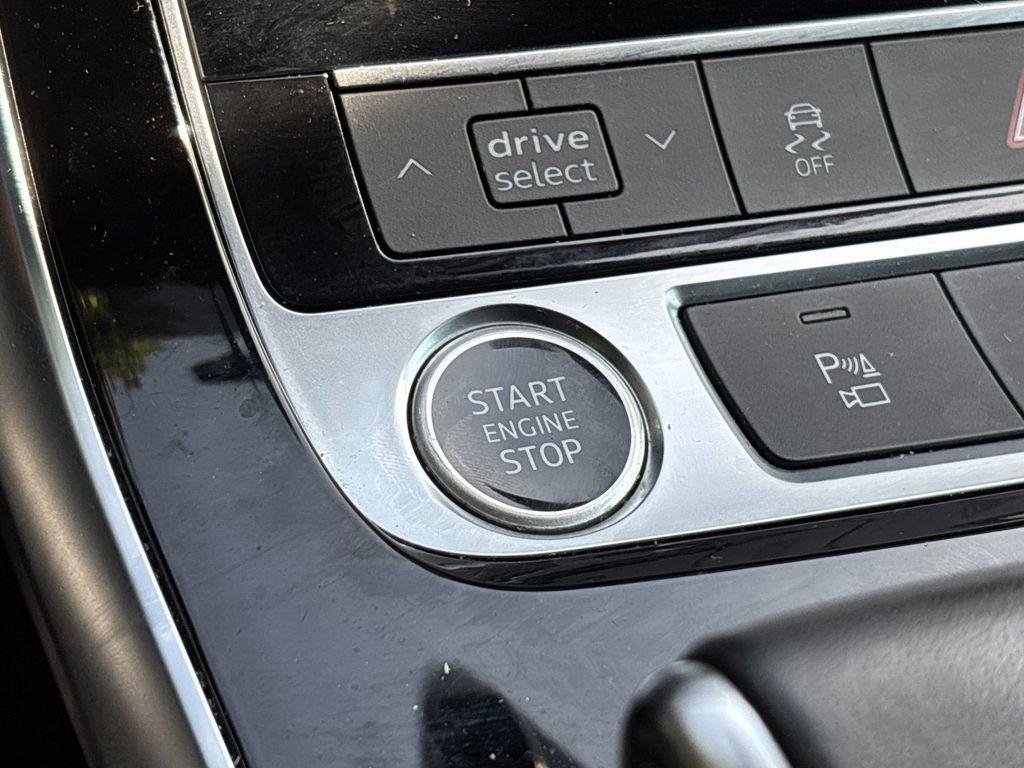 Audi Q8 view 22
