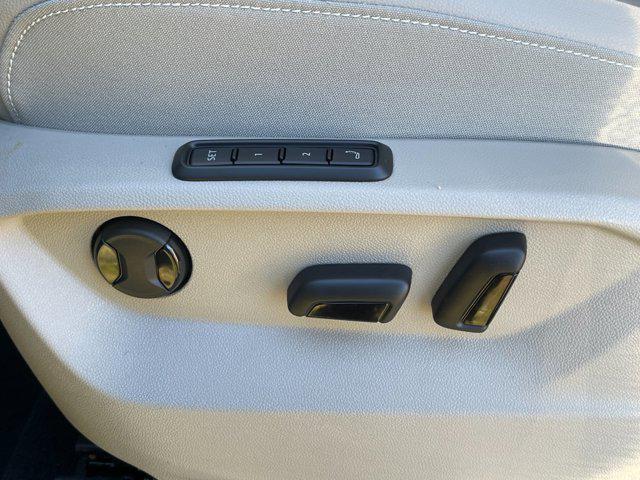 new 2026 Volkswagen Atlas car, priced at $52,301