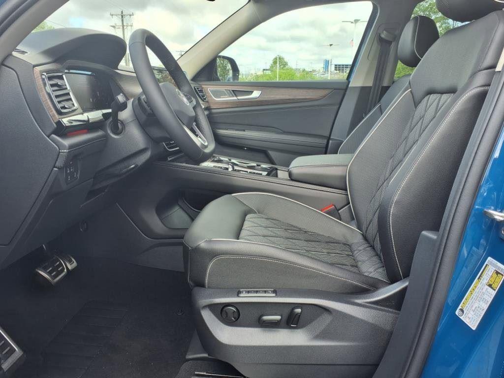 new 2025 Volkswagen Atlas car, priced at $53,425