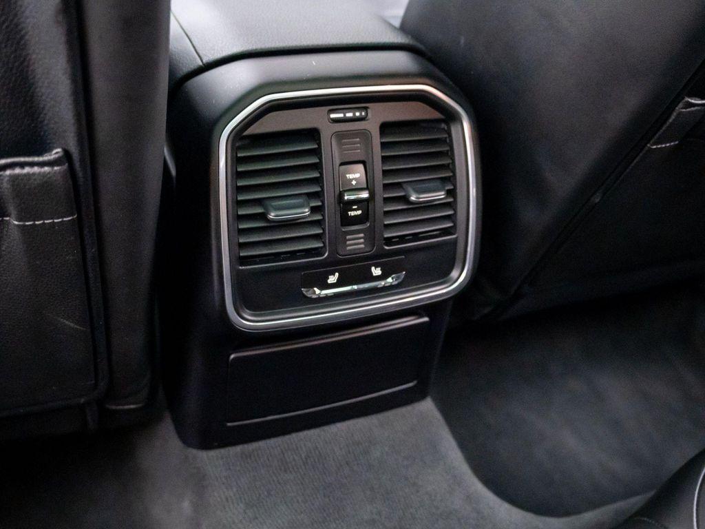 Porsche Macan view 20