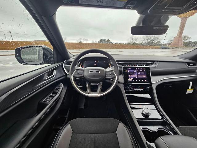 new 2025 Jeep Grand Cherokee car, priced at $33,125