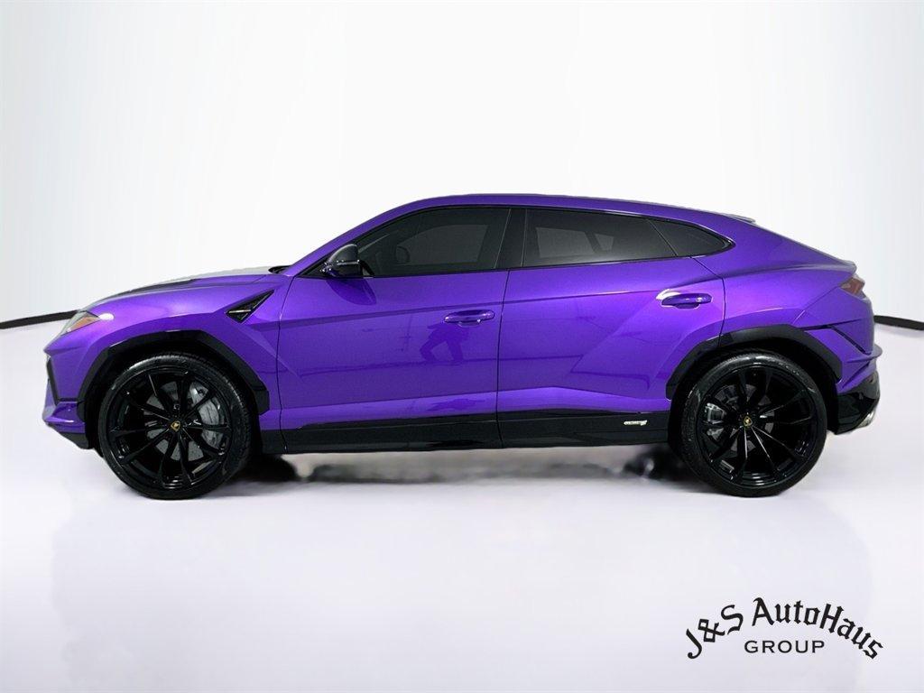 Lamborghini Urus view 4