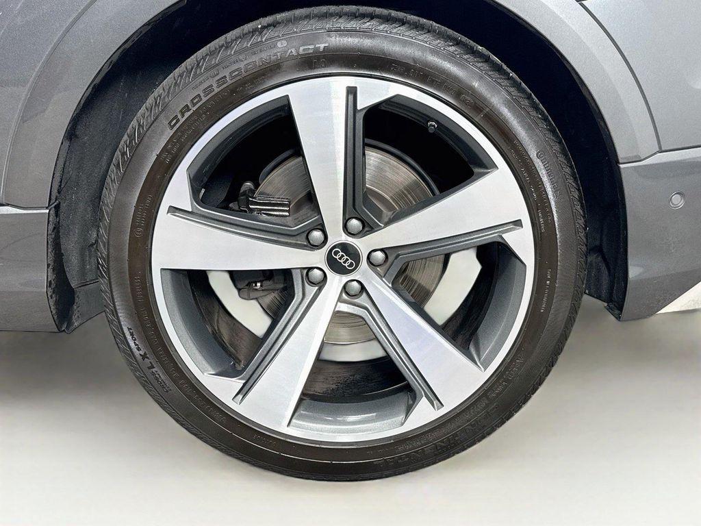 Audi SQ8 view 35