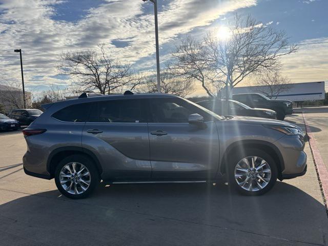 used 2025 Toyota Highlander car, priced at $47,694