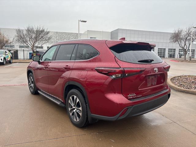 used 2024 Toyota Highlander car, priced at $32,995