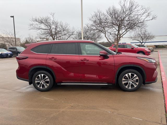 used 2024 Toyota Highlander car, priced at $32,995