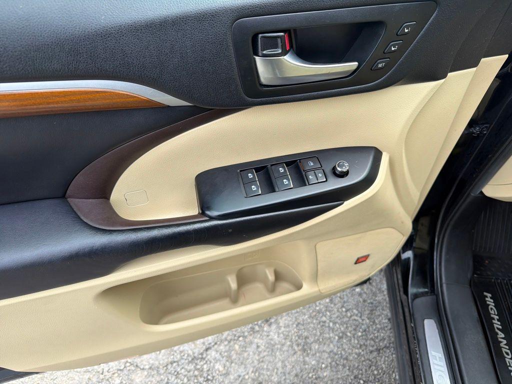 used 2019 Toyota Highlander Hybrid car, priced at $23,700