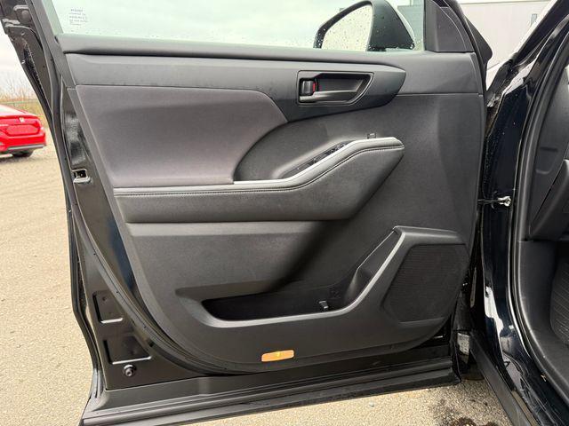 used 2024 Toyota Highlander car, priced at $32,499