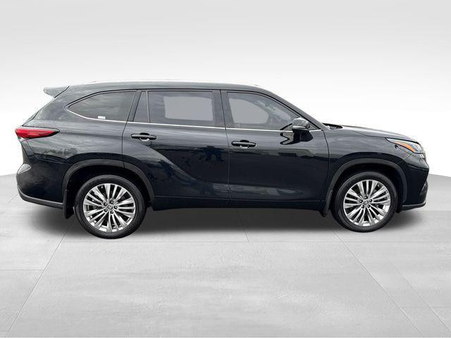used 2023 Toyota Highlander car, priced at $33,999