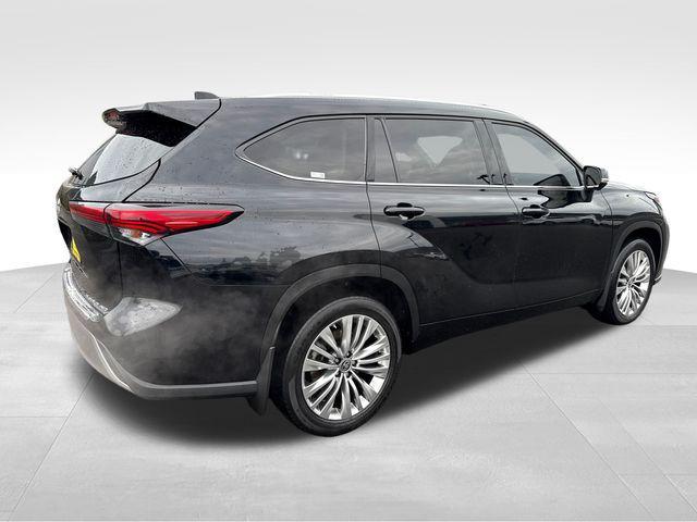 used 2023 Toyota Highlander car, priced at $33,999