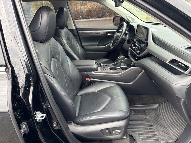 used 2023 Toyota Highlander car, priced at $33,999