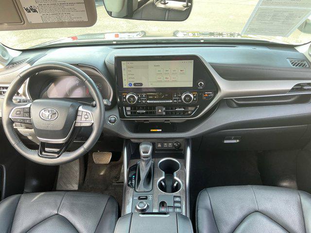 used 2023 Toyota Highlander car, priced at $40,069
