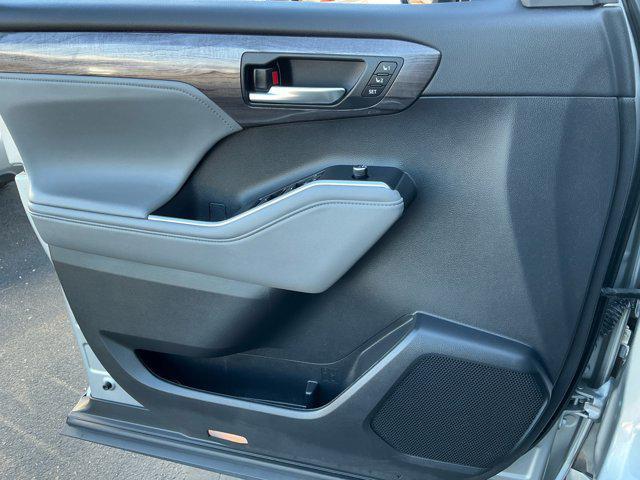 used 2022 Toyota Highlander car, priced at $31,994