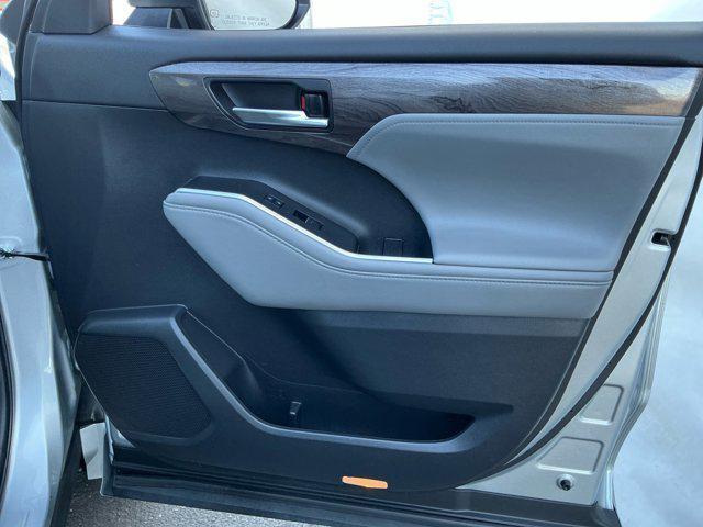 used 2022 Toyota Highlander car, priced at $31,994