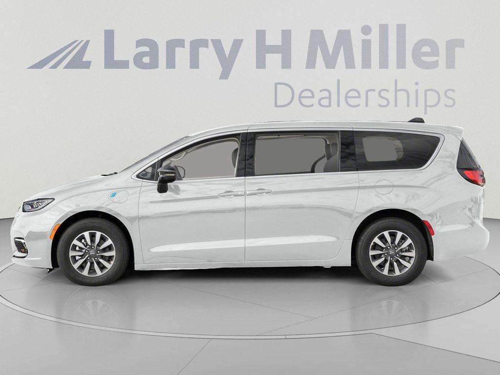 used 2024 Chrysler Pacifica car, priced at $21,921