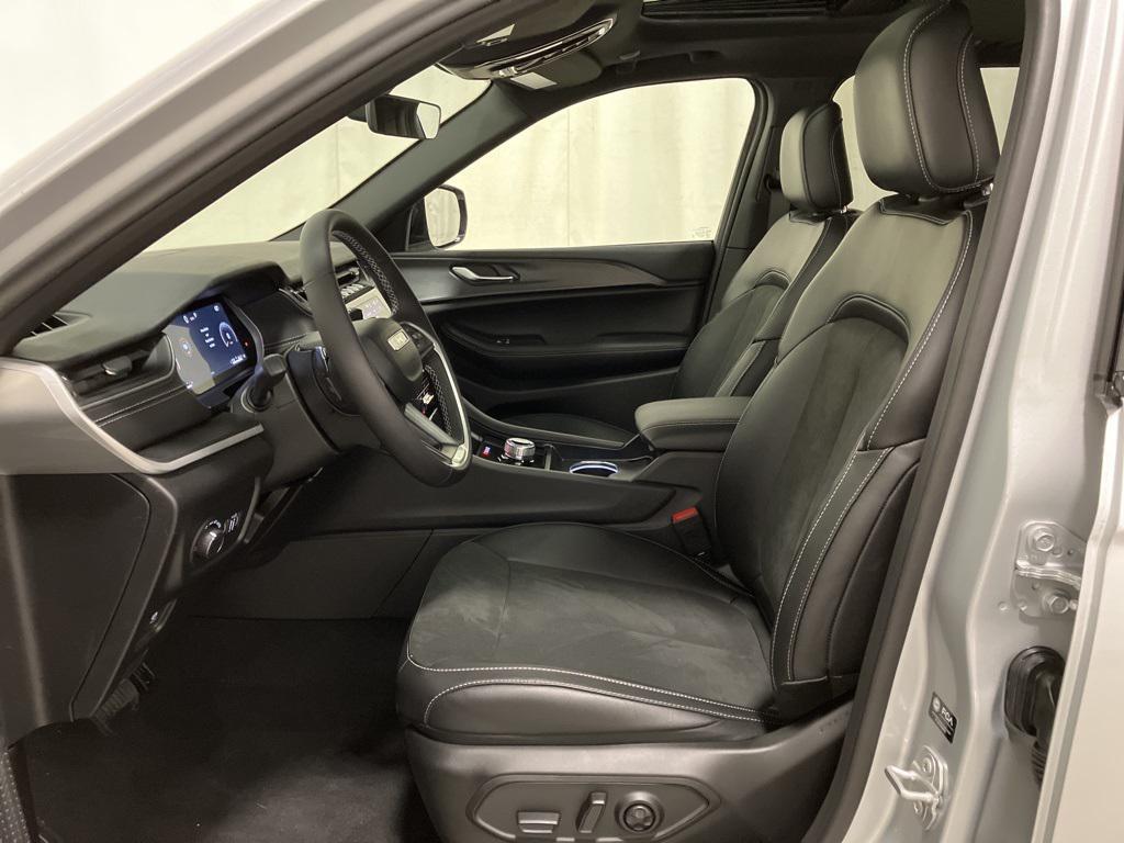 new 2025 Jeep Grand Cherokee car, priced at $41,990